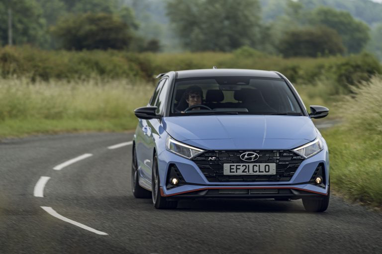 Od svog predstavljanja 2019., i20 N je dosljedno impresionirao, osvajajući niz nagrada, uključujući Top Gear automobil godine i UK Performance Car godine. Prava sportska ikona, i20 N također uzima inspiraciju i inženjerske vrijednosti iz višestruko pobjedničkog i20 Coupe WRC automobila. Jednako je kao kod kuće isporučujući svoju jedinstvenu marku uzbudljivih performansi i na cesti i na trkaćoj stazi.